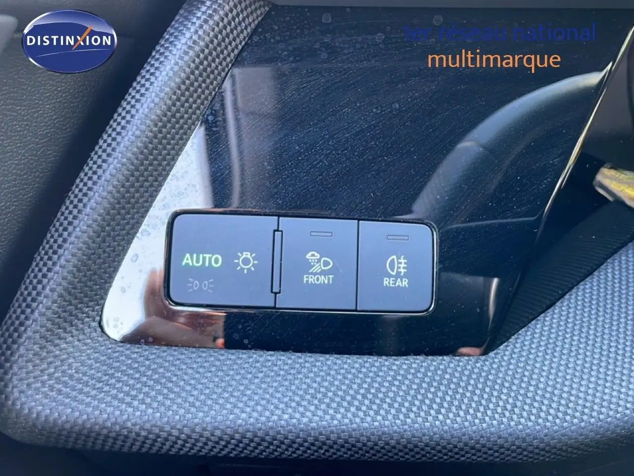 Gros plan sur les commandes d’éclairage intérieures de l’Audi A3 Sportback 2025, finition S-Line, avec surface texturée grise.
