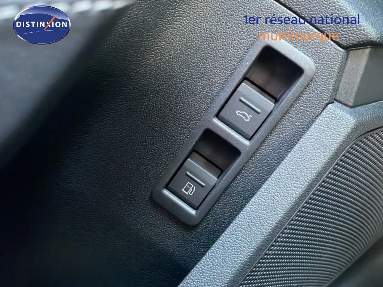 Gros plan sur les boutons d’ouverture du coffre et de la trappe à carburant sur la portière intérieure d’une Audi A3 Sportback bleu Navarre.