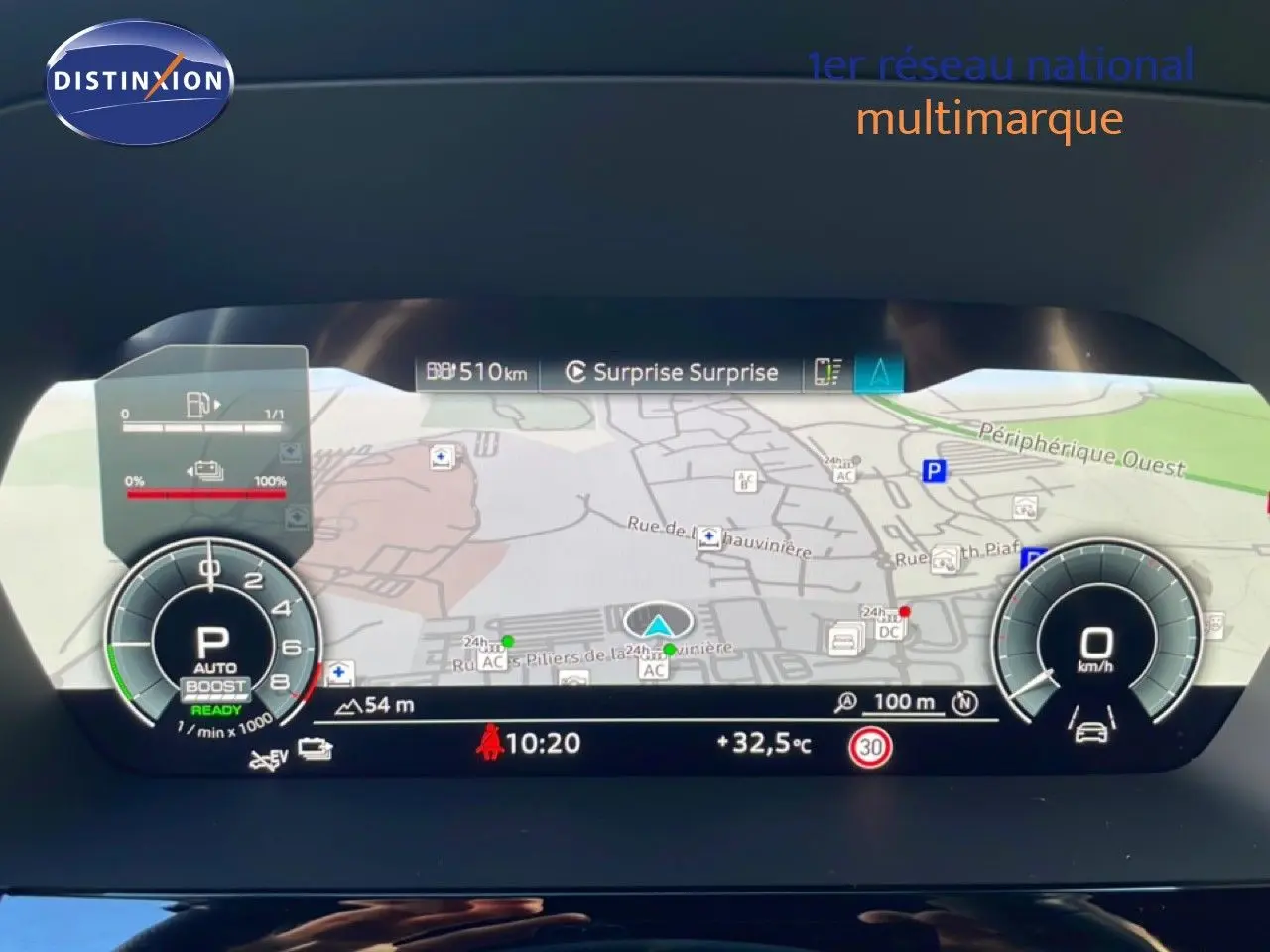 Affichage numérique du tableau de bord de l'Audi A3 Sportback bleu Navarre, montrant la navigation et les indicateurs de vitesse et batterie.