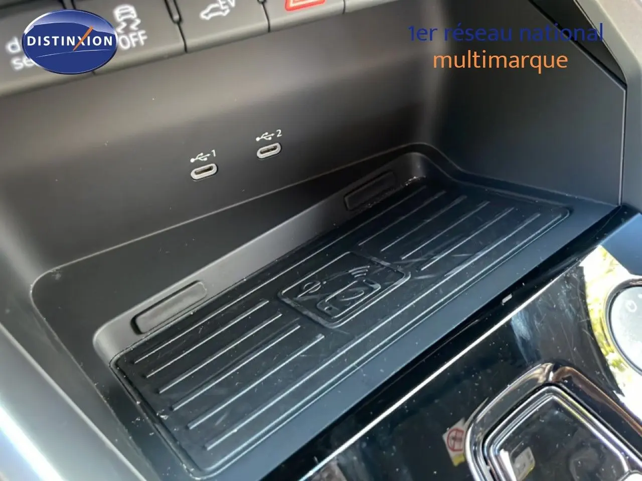 Gros plan sur le compartiment de recharge sans fil et ports USB dans l'habitacle d'une Audi A3 Sportback 40 TFSIe bleu Navarre.