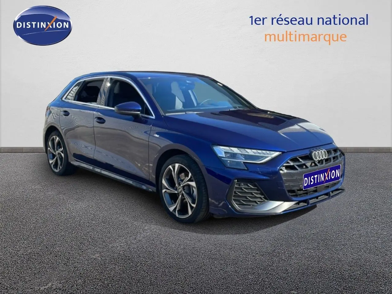 Audi A3 Sportback bleu Navarre métal en 3/4 avant droit, mettant en valeur son design dynamique et ses jantes distinctives.