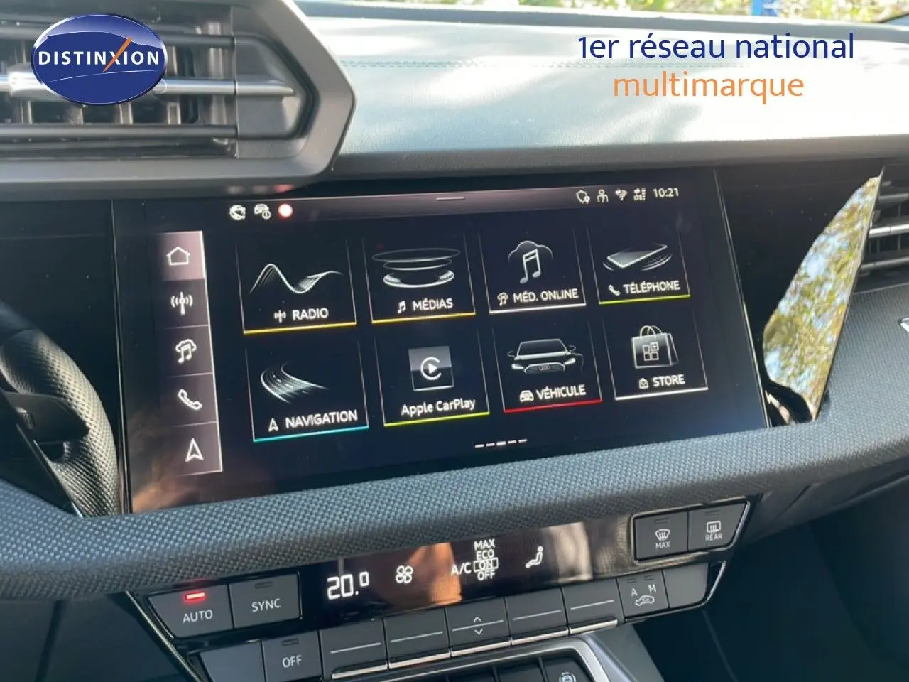 Vue intérieure centrée sur l’écran tactile multimédia et la console de climatisation de l’Audi A3 Sportback 2025.