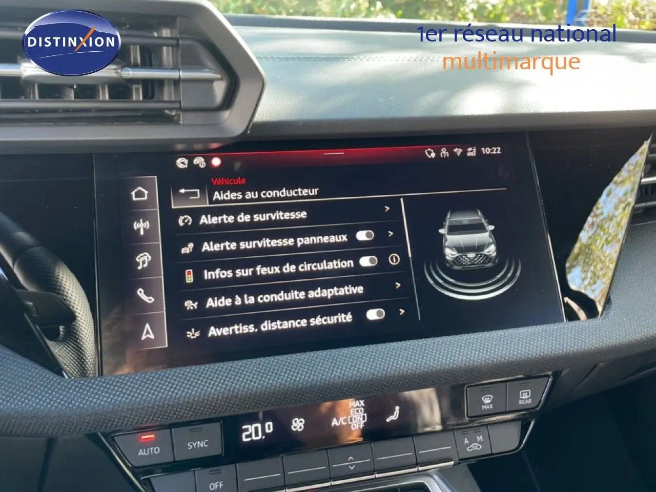Vue intérieure du tableau de bord de l'Audi A3 Sportback 40 TFSIe, écran tactile affichant les aides à la conduite.
