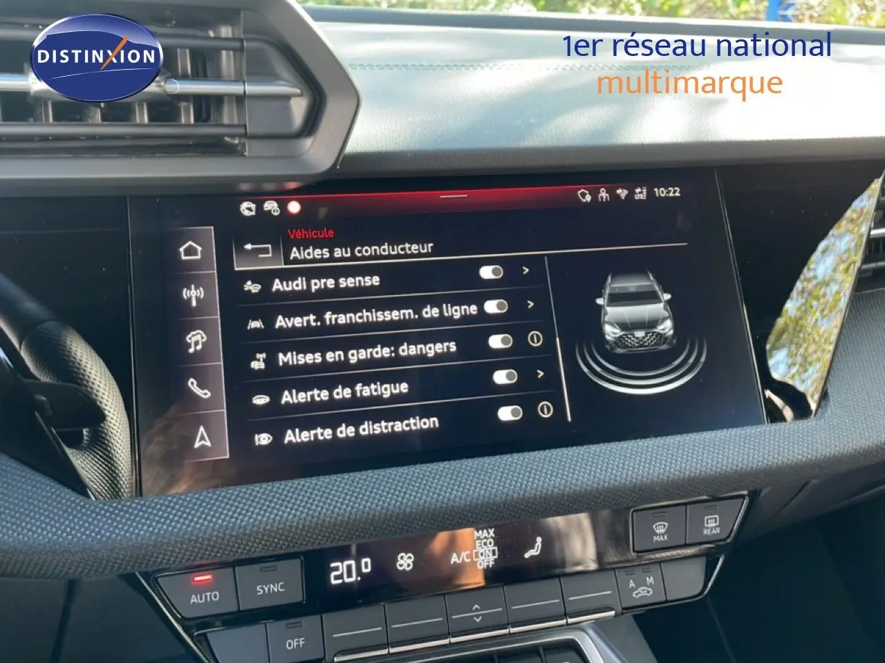 Écran central tactile de l’Audi A3 Sportback 40 TFSIe 2025 affichant les aides à la conduite dans un intérieur gris noir.