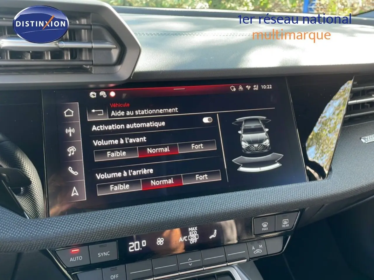 Vue rapprochée de l’écran central tactile de l’Audi A3 Sportback 2025, affichant l’aide au stationnement.