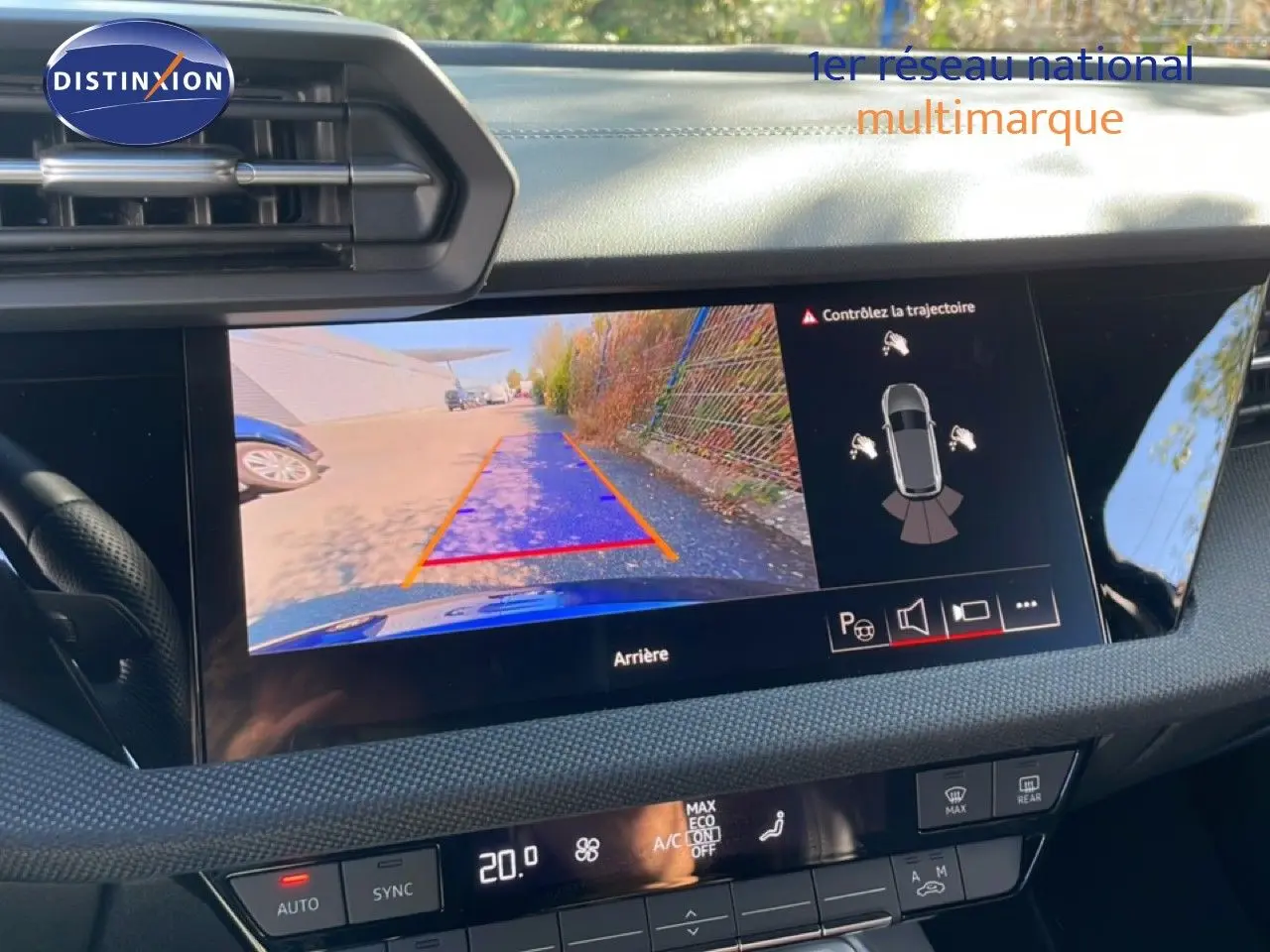 Écran central montrant la caméra de recul de l’Audi A3 Sportback bleu Navarre, vue intérieure du tableau de bord.