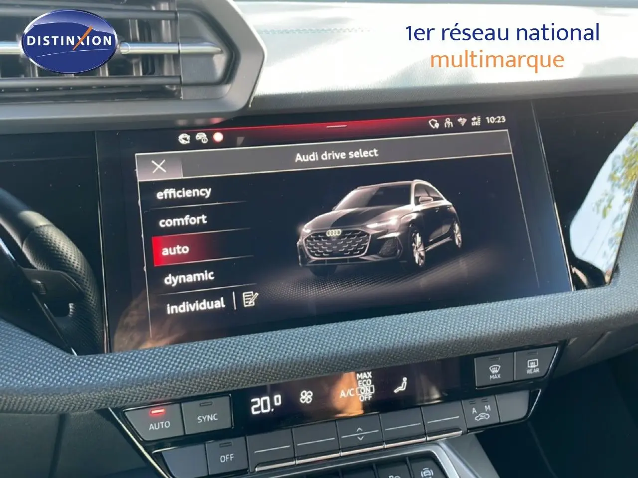 Écran central intérieur montrant les modes de conduite de l’Audi A3 Sportback bleu Navarre, vue de face digitale.