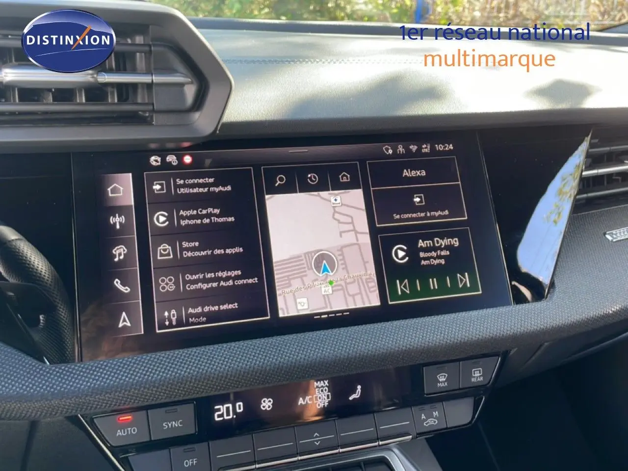 Tableau de bord de l'Audi A3 Sportback 40 TFSIe 2025 avec écran tactile et commandes climatisation, vue frontale intérieure.