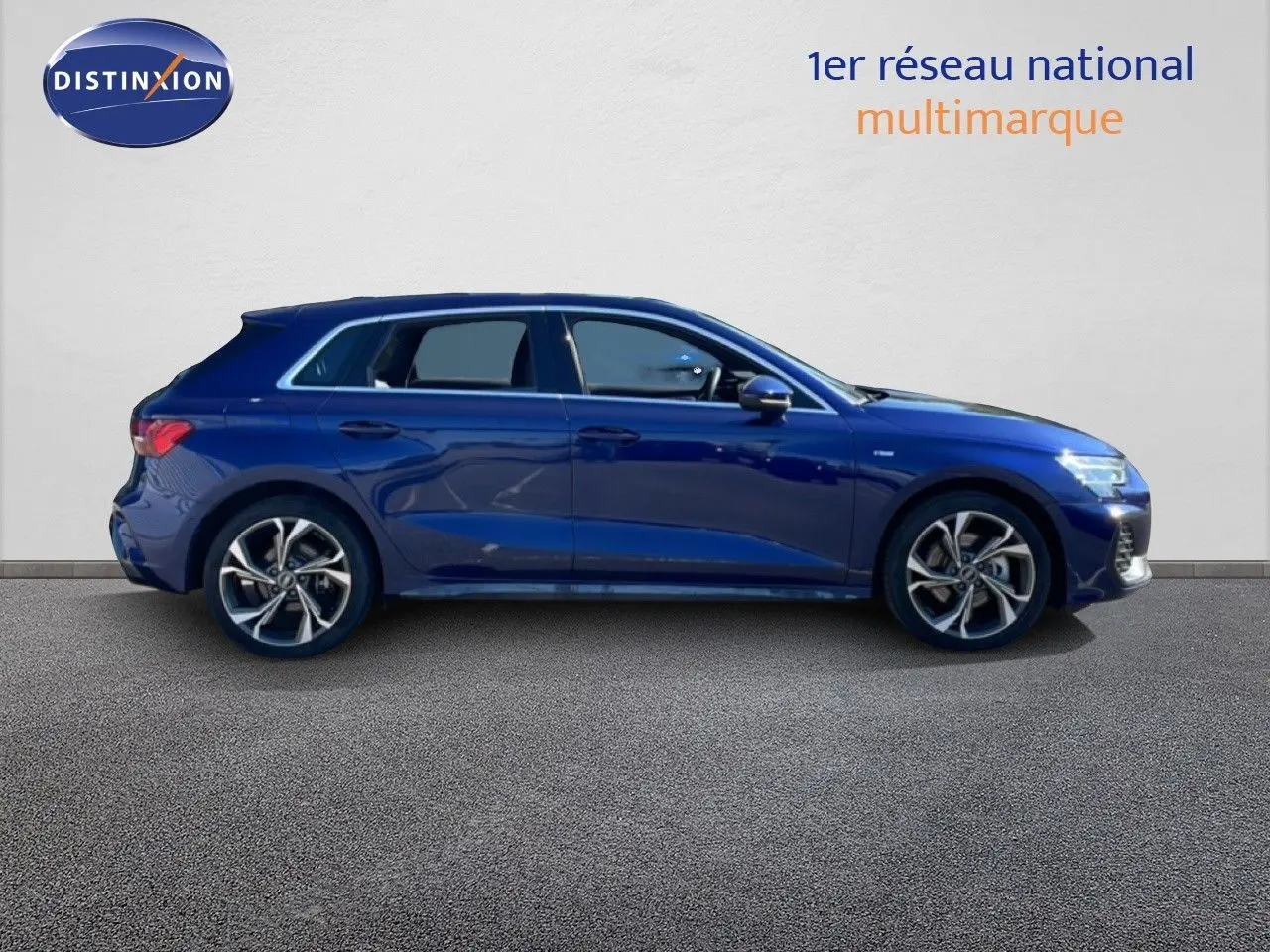 Vue de profil côté gauche d'une Audi A3 Sportback 40 TFSIe hybride rechargeable en bleu Navarre métallisé avec jantes alliage.