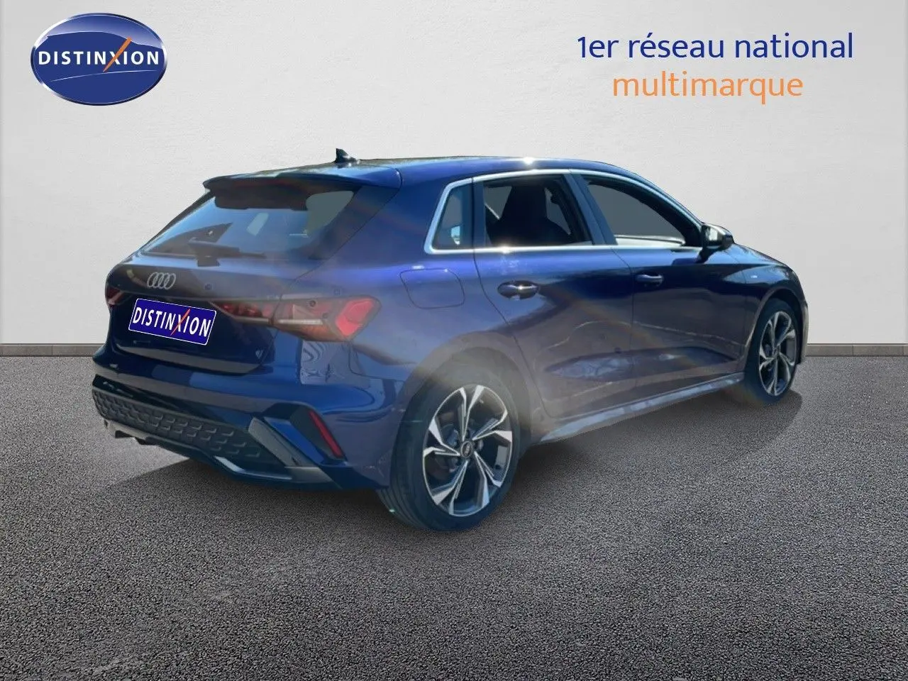 Audi A3 Sportback bleu Navarre métal vue 3/4 arrière droit, mettant en valeur ses jantes et lignes dynamiques.