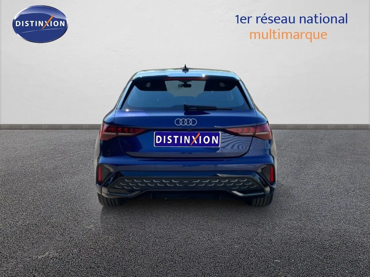 Vue arrière d'une Audi A3 Sportback 40 TFSIe S-Line en bleu Navarre métal, avec feux LED et logo Audi visibles.