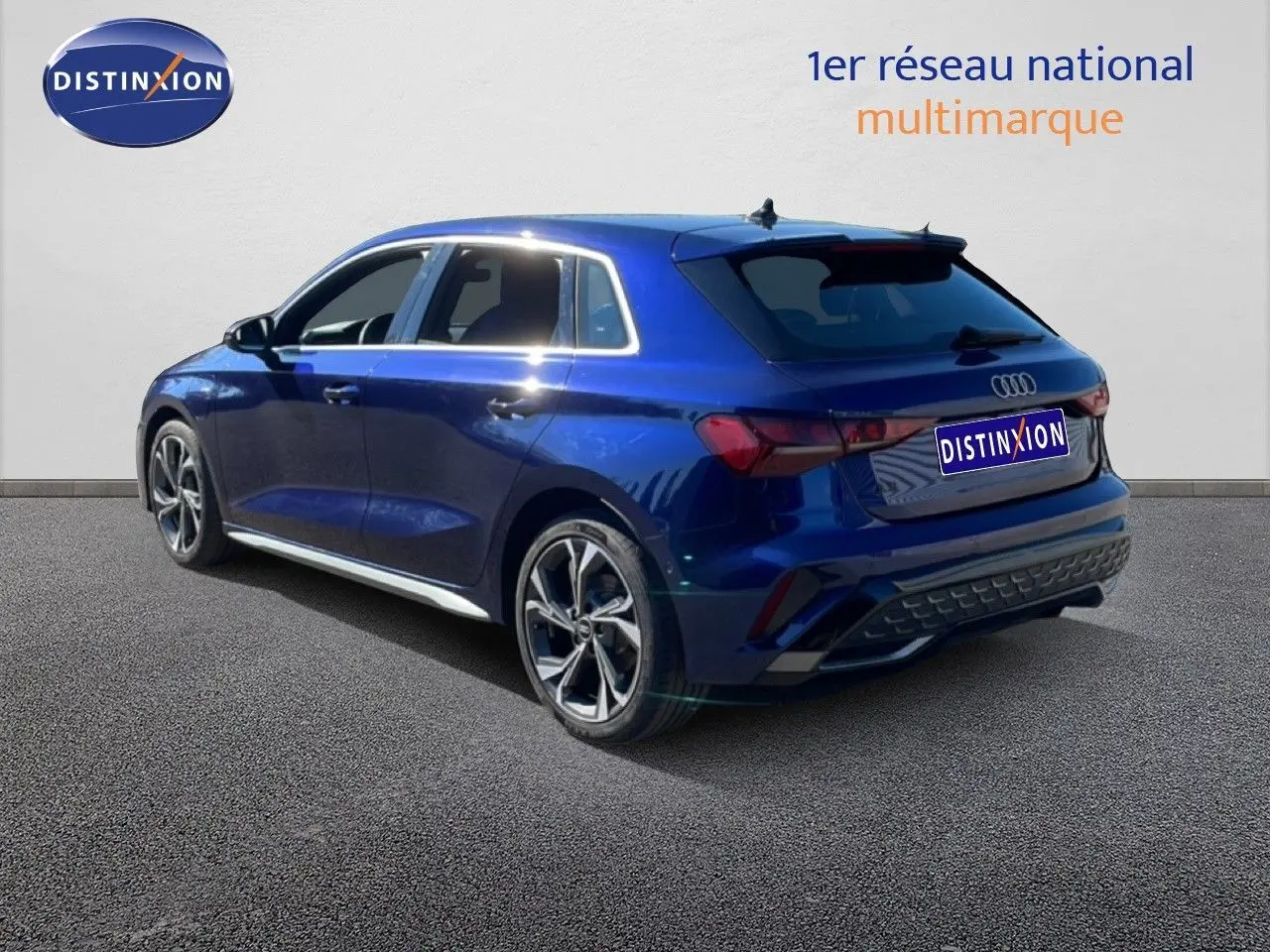 Audi A3 Sportback bleu Navarre métal en 3/4 arrière droit, soulignant ses jantes alliage et lignes dynamiques.