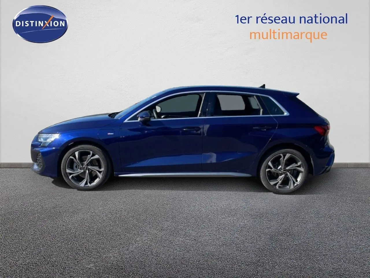 Profil latéral droit d'une Audi A3 Sportback 40 TFSIe S-Line en bleu Navarre métallisé, avec jantes alliage distinctives.