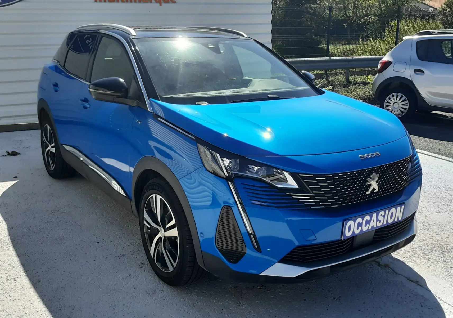 Peugeot 3008 bleu Vertigo avec toit noir, vue 3/4 avant droit, calandre et phares modernes visibles.