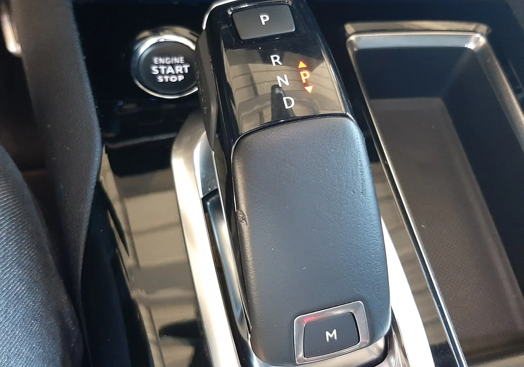 Le levier de vitesses automatique noir du Peugeot 3008 2023 en vue rapprochée avec bouton Engine Start Stop visible.
