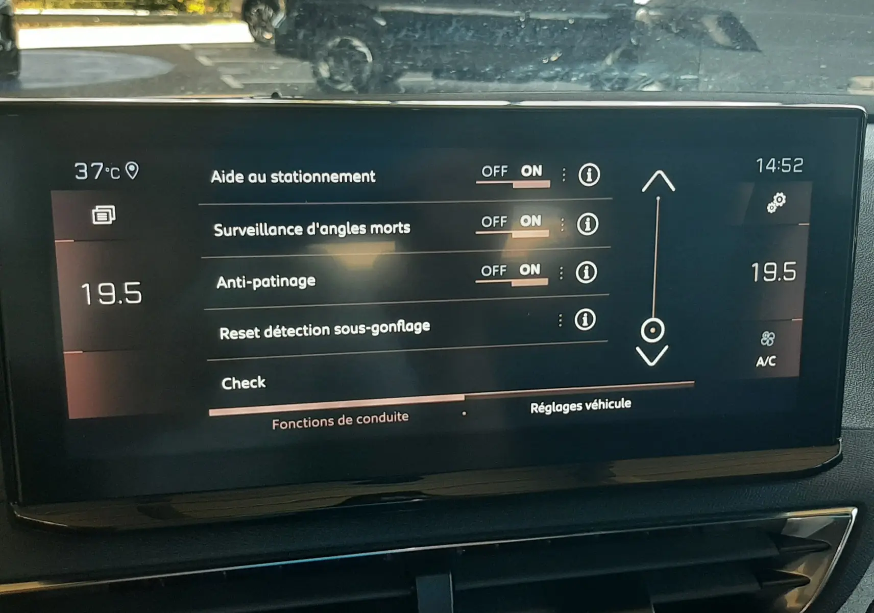Écran tactile central du Peugeot 3008 2023 affichant les réglages d’aide à la conduite et la climatisation.