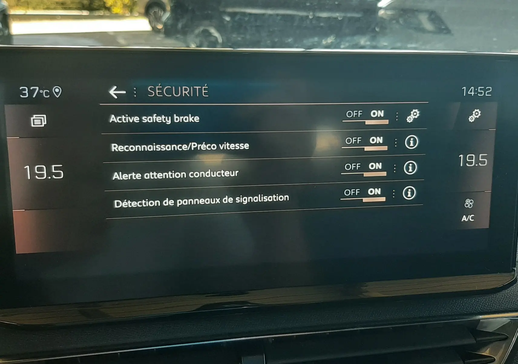 Écran tactile intérieur du Peugeot 3008 2023 affichant les options de sécurité activées, avec vue partielle du tableau de bord.