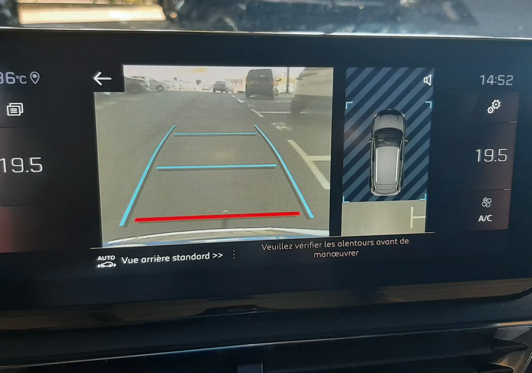 Écran de caméra de recul du Peugeot 3008 Bleu Vertigo avec affichage des lignes de guidage et vue 360° intérieure.