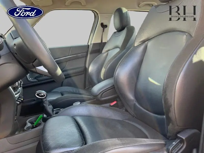 Intérieur côté conducteur en cuir noir du MINI Countryman Cooper SE 2018 avec accoudoir central et volant multifonction