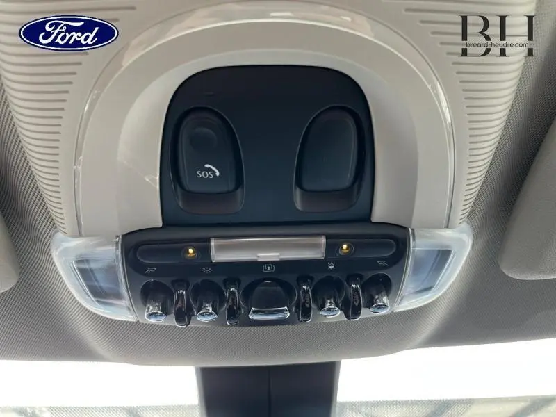 Vue en gros plan du plafonnier avec commandes chromées et bouton SOS dans l'habitacle clair du MINI Countryman Moonwalk Grey