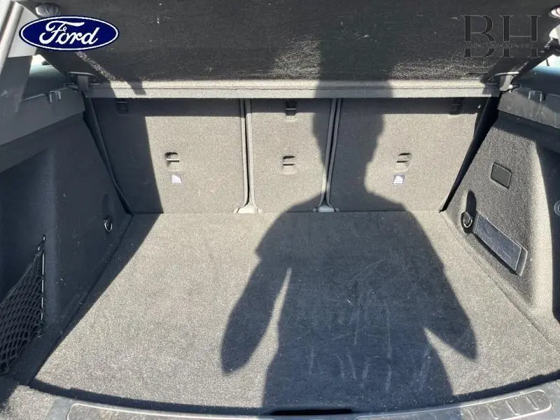 Coffre spacieux ouvert vu de l'arrière d'une MINI Countryman Moonwalk Grey avec banquette rabattue partiellement.