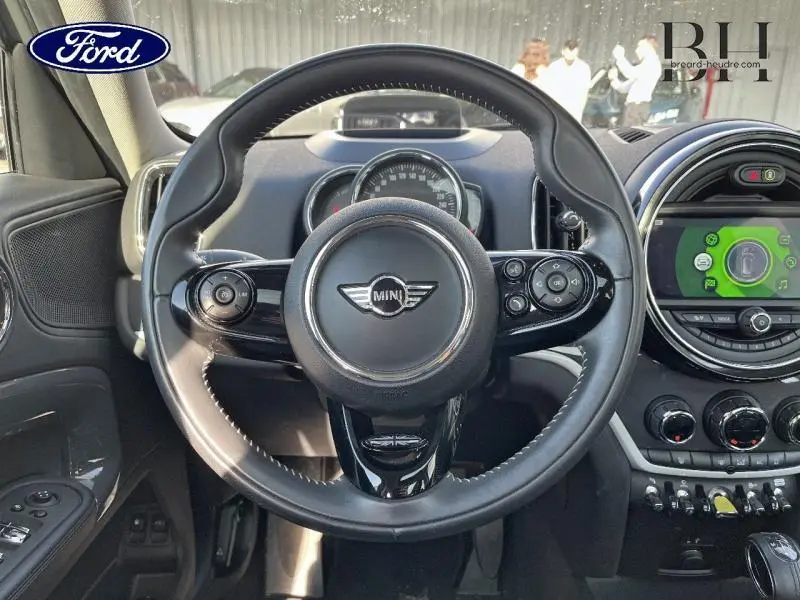 Volant cuir noir MINI Cooper SE avec commandes multifonctions, tableau de bord et écran central lumineux vus de face