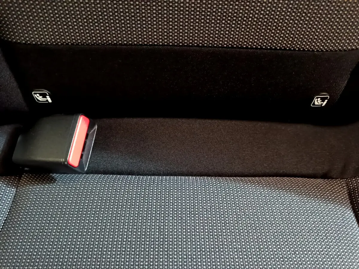 Gros plan sur l'assise arrière noire de la Citroën C3 avec boucle de ceinture et indicateurs Isofix visibles.