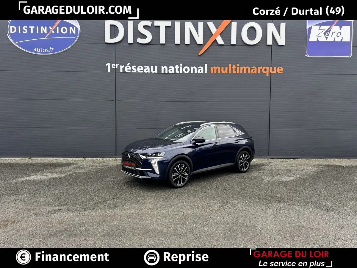DS7 Crossback Bleu 3/4 avant droit, SUV élégant avec calandre distinctive et jantes alliage noires.
