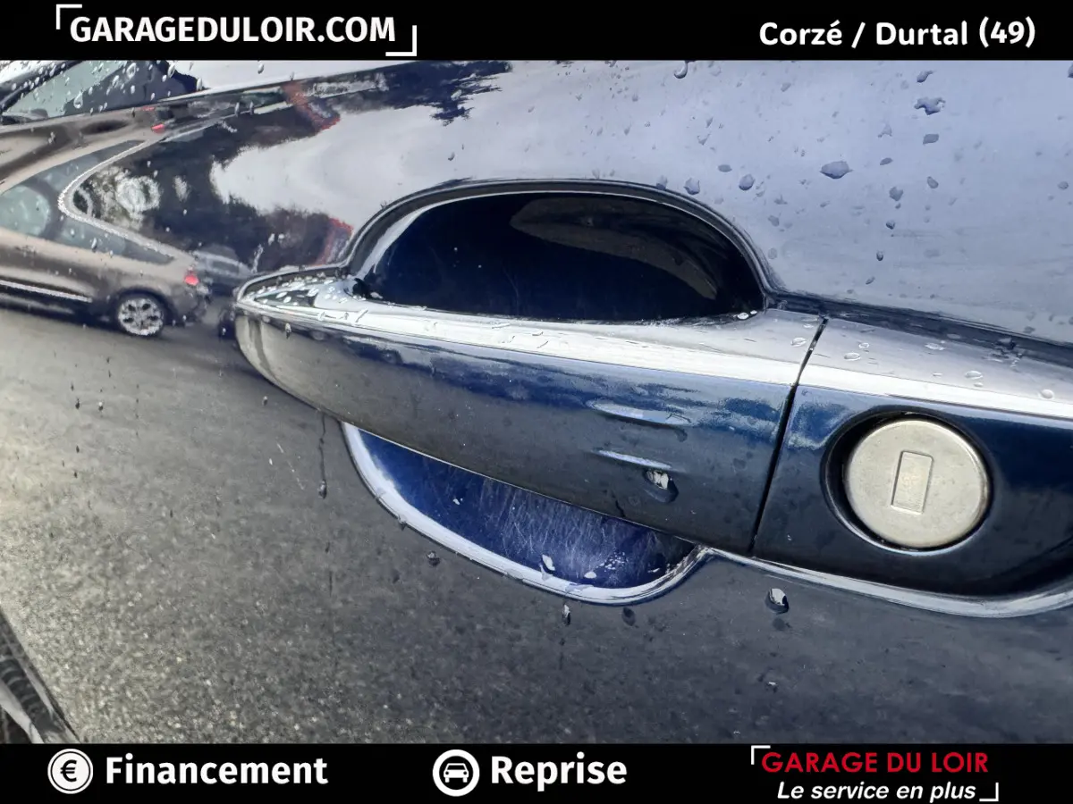 Poignée de porte bleue métallisée du DS7 Crossback 2024 avec serrure intégrée, vue en gros plan côté droit.