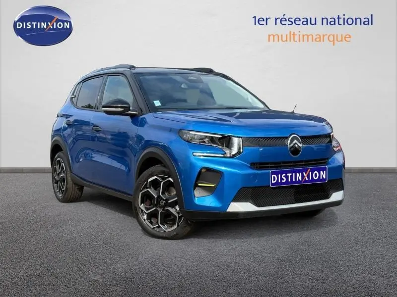 SUV Citroën C3 2025 bleu en 3/4 avant droit avec jantes noires et détails noirs sur les rétroviseurs et toit.