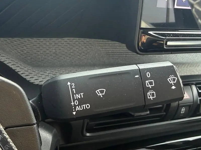 Gros plan sur la commande des essuie-glaces du Citroën C3 1.2 Turbo 100ch MAX 2025, intérieur noir avec détails blancs.