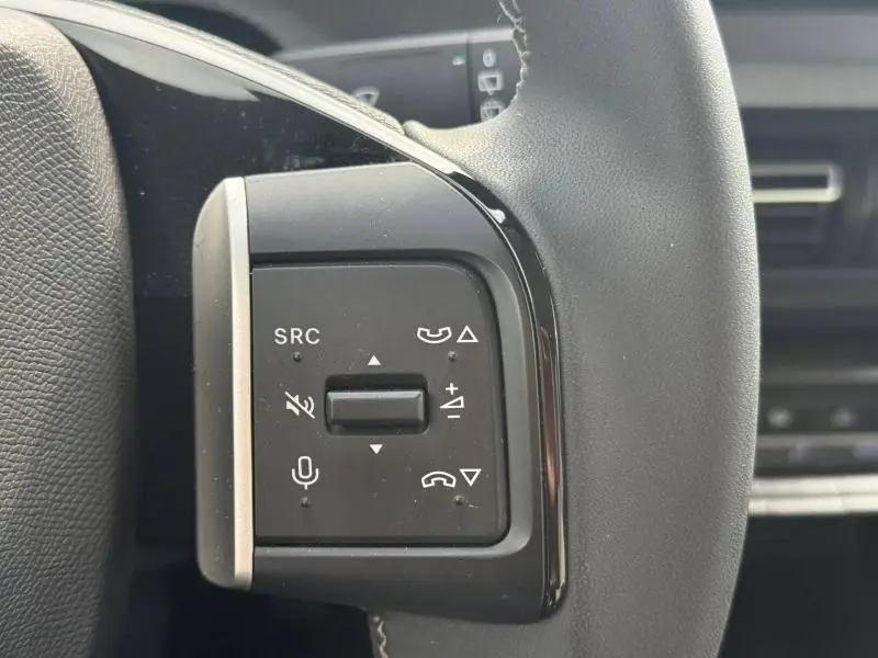 Gros plan sur les commandes noires au volant côté gauche du Citroën C3 1.2 Turbo 100ch MAX 2025.