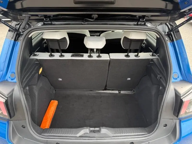 Coffre ouvert d'une Citroën C3 2025 noire, vue arrière montrant l'espace de chargement et les dossiers de sièges blancs.