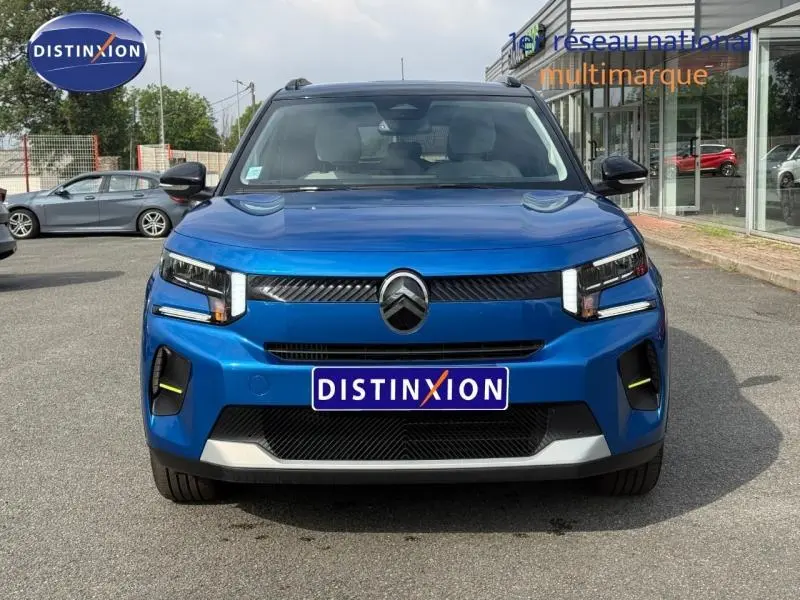 Vue avant d'une Citroën C3 1.2 Turbo 100ch MAX noire de 2025, avec calandre distinctive et phares LED modernes.