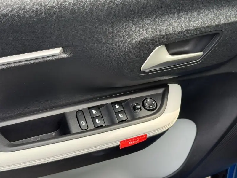 Détail de la porte côté conducteur du Citroën C3 2025 noir, avec commandes des vitres et poignée argentée.