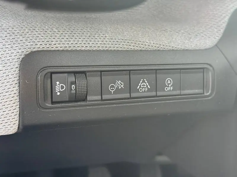 Panneau de commandes intérieures noires de la Citroën C3 1.2 Turbo 2025 avec réglage des phares et aides à la conduite.