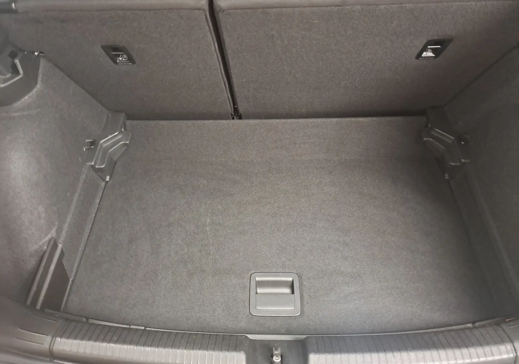 Coffre vide vu de dessus de la Volkswagen Polo 1.0 TSI 95 BVM5 R-Line 2025 en Noir Intense métallisé.