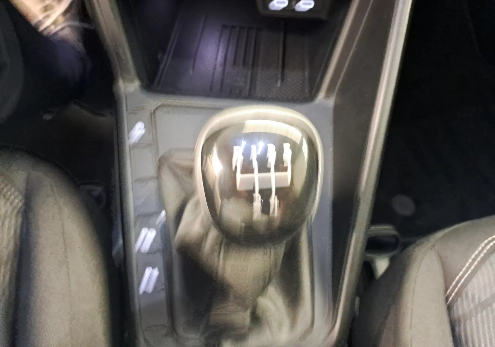 Gros plan sur le levier de vitesses manuel de la Volkswagen Polo 1.0 TSI 95 R-Line, intérieur noir.