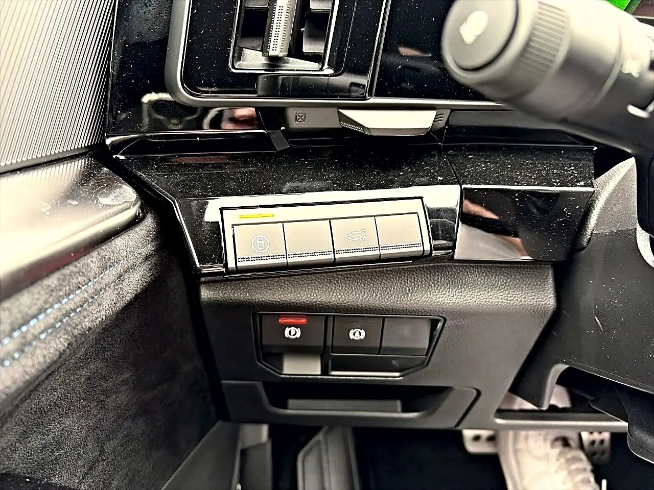Détail intérieur côté conducteur du Renault Austral gris schiste, avec commandes électroniques et finition noire brillante.