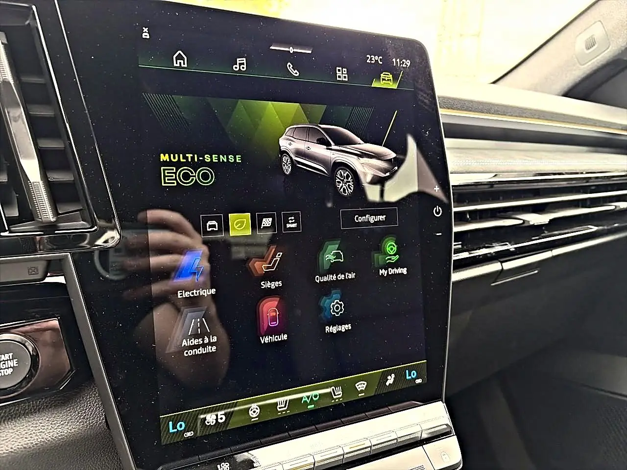 Écran tactile central du Renault Austral gris schiste montrant le mode de conduite Eco en intérieur du véhicule.
