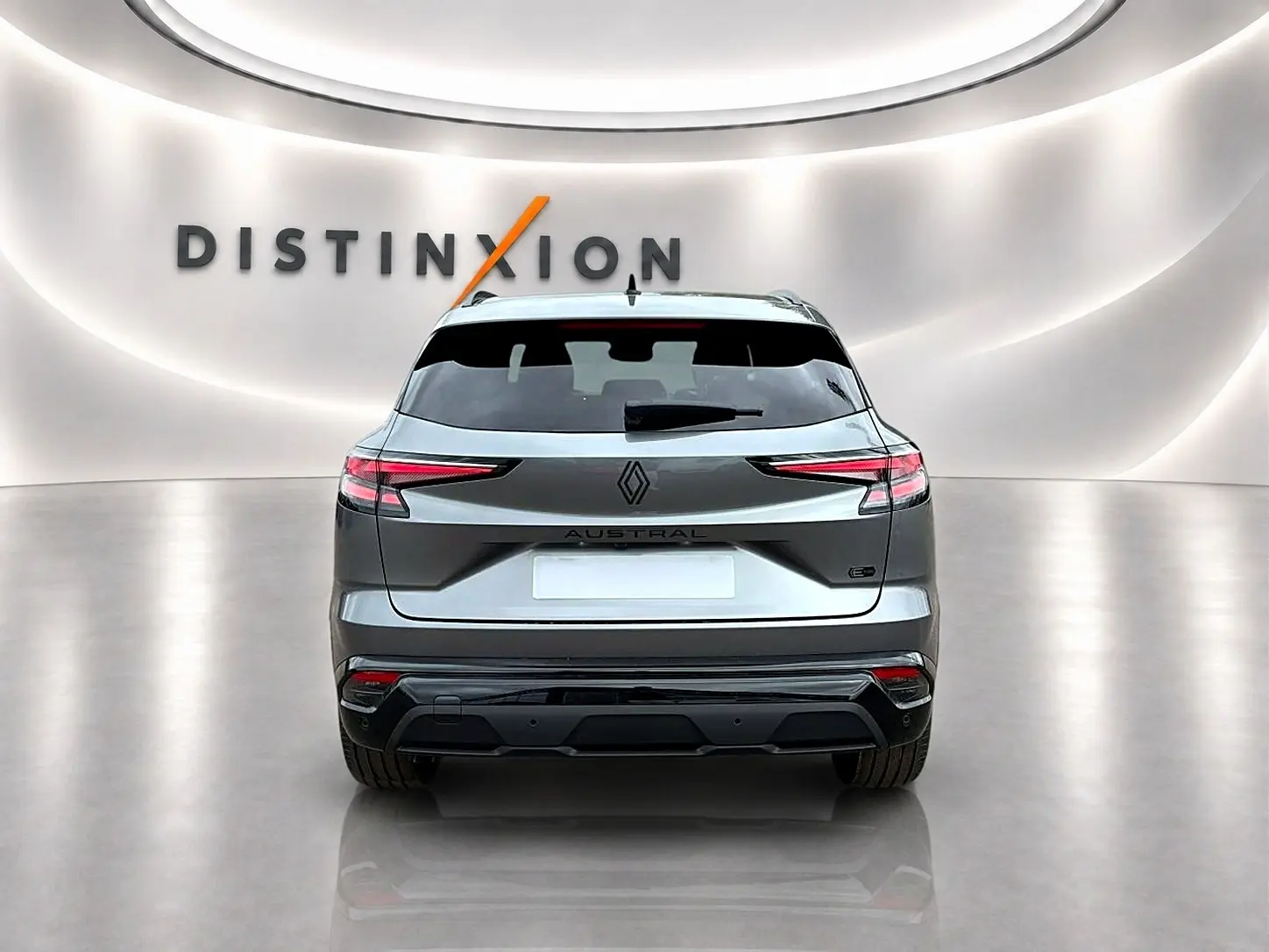 Vue arrière d'un Renault Austral gris schiste, avec feux LED étirés et logo distinctif au centre du hayon.