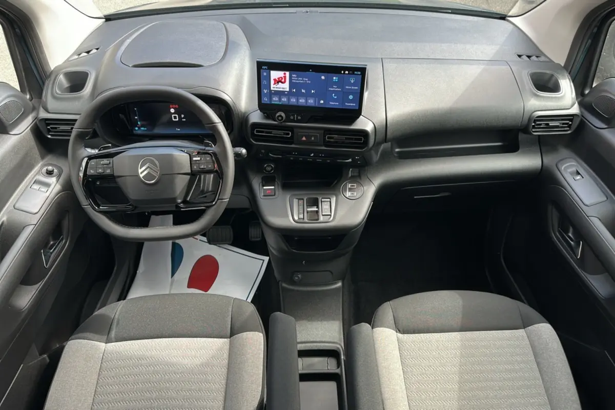 Vue intérieure avant du Citroën Berlingo BlueHDi 130 EAT8 Max 2025, tableau de bord moderne et sièges gris.