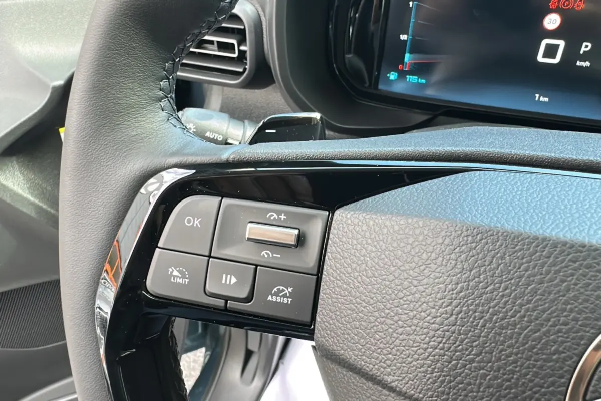 Gros plan sur les commandes au volant du Citroën Berlingo 2025, version BlueHDi 130 EAT8 Max, avec tableau de bord numérique.