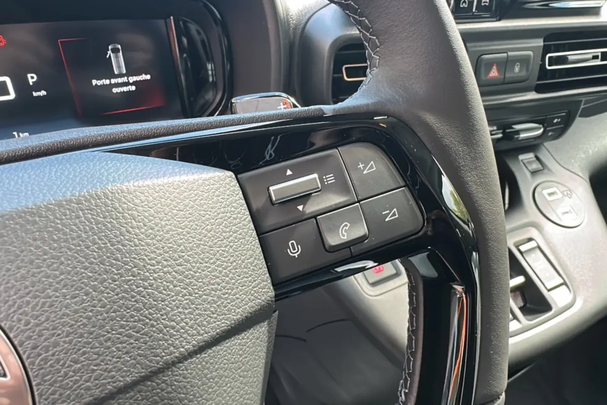 Détail du volant avec commandes intégrées et tableau de bord numérique du Citroën Berlingo BlueHDi 130 EAT8 Max 2025.