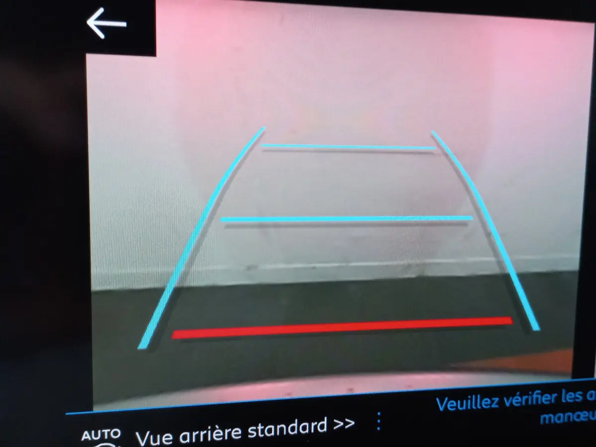 Vue caméra de recul arrière du Peugeot 5008 gris foncé avec lignes de guidage bleues et rouge sur écran.