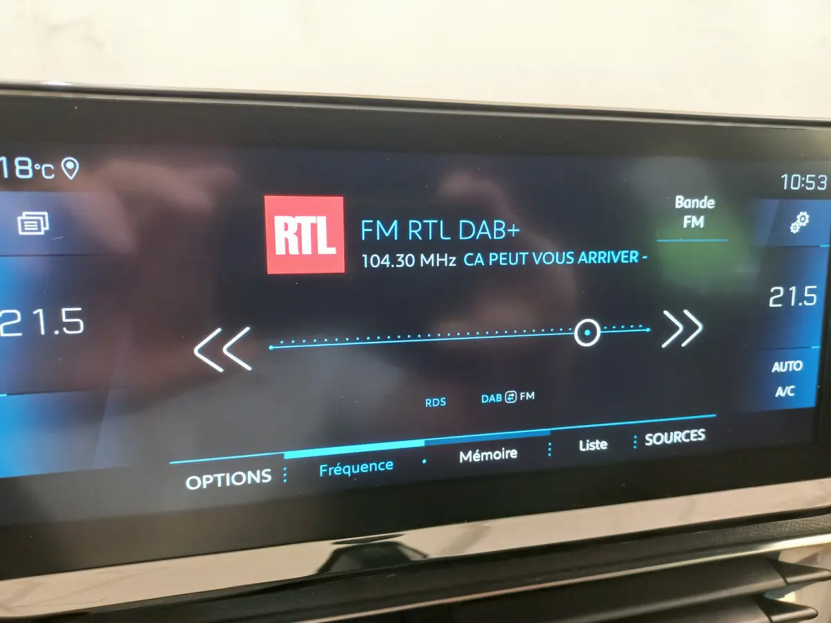 Écran tactile multimédia du Peugeot 5008 affichant la radio FM RTL et la température intérieure à 21,5°C.