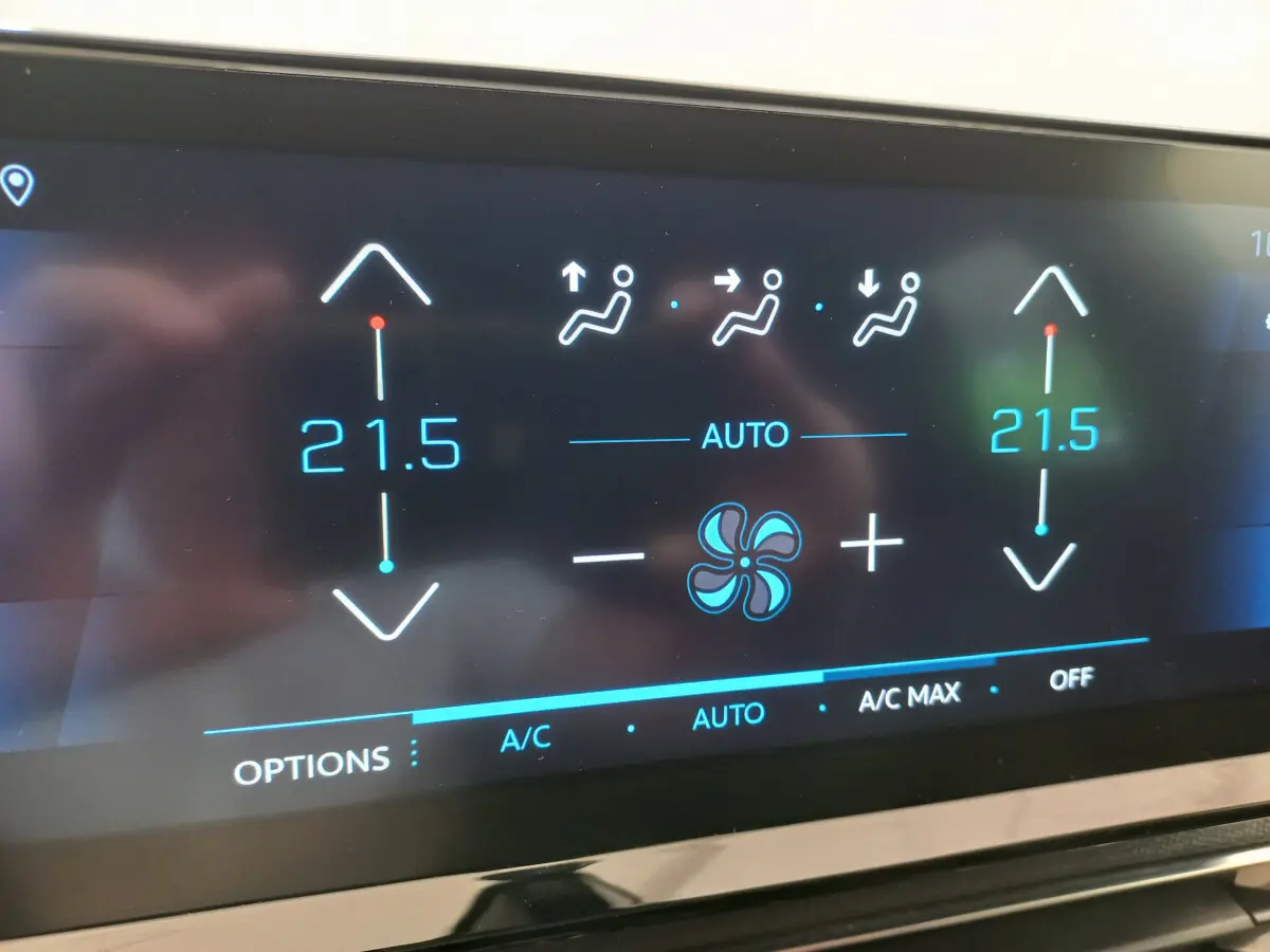 Écran tactile de la climatisation automatique du Peugeot 5008 gris foncé, affichant 21,5°C côté gauche et droit.