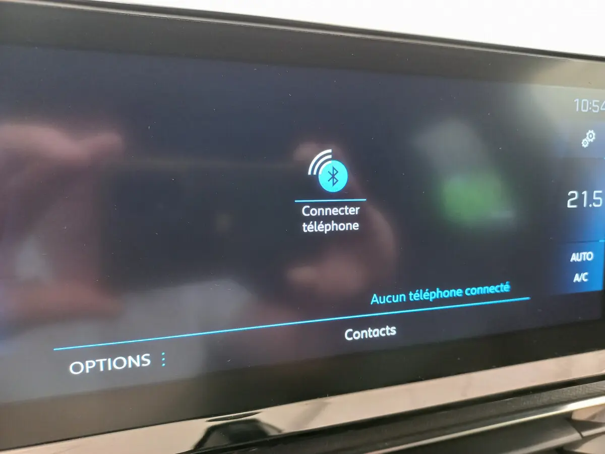 Écran tactile central du Peugeot 5008 gris foncé 2021 affichant la connexion Bluetooth et la température intérieure à 21,5°C