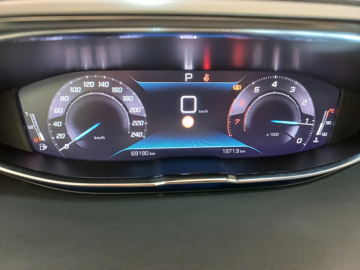 Affichage numérique du tableau de bord du Peugeot 5008 2021, avec vitesse à 0 km/h et compte-tours visible.