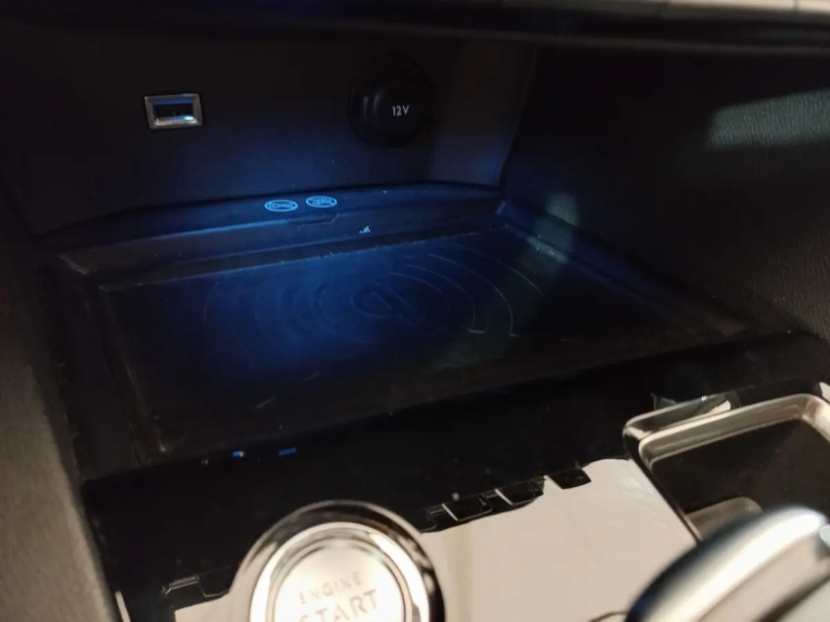 Gros plan sur la console centrale du Peugeot 5008 gris foncé, montrant le bouton démarrage et prise 12V avec port USB.